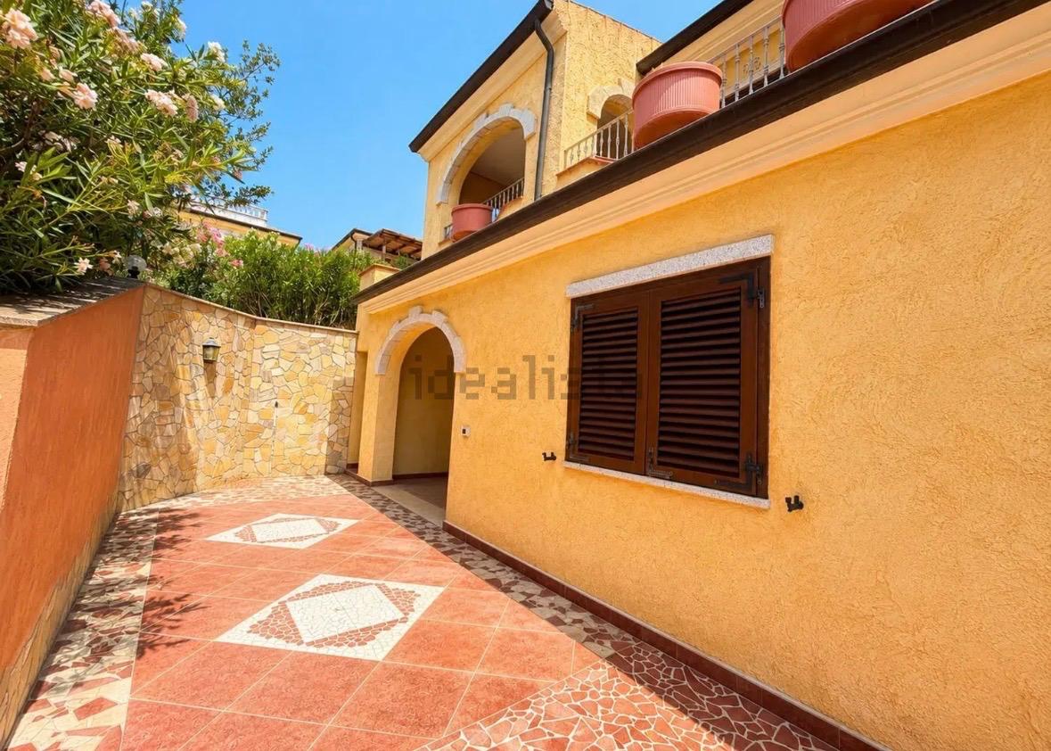Patio della bifamiliare con vista panoramica a San Teodoro