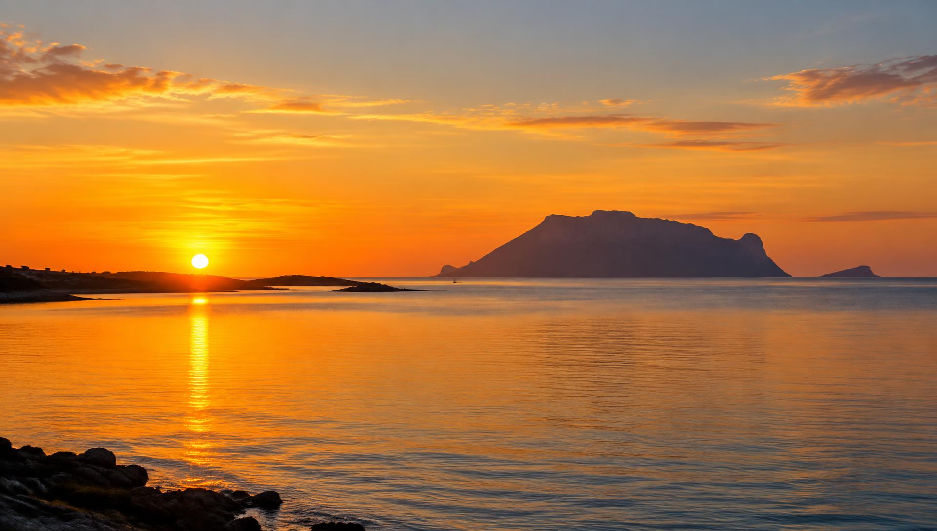 Tramonto sul golfo di Olbia con l'isola di Tavolara all'orizzonte